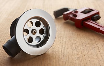 Sink drain fitting and pipe wrench